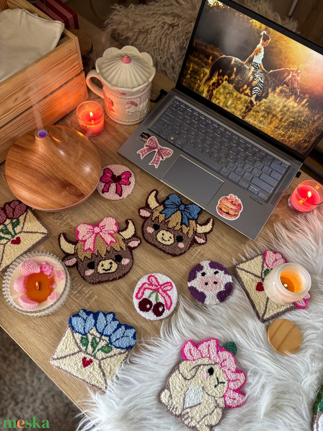 Hímzett poháralátét, kék masnis skót felföldi marha - otthon & életmód - konyhafelszerelés, tálalás - tálalás - tányér- és poháralátét - Meska.hu