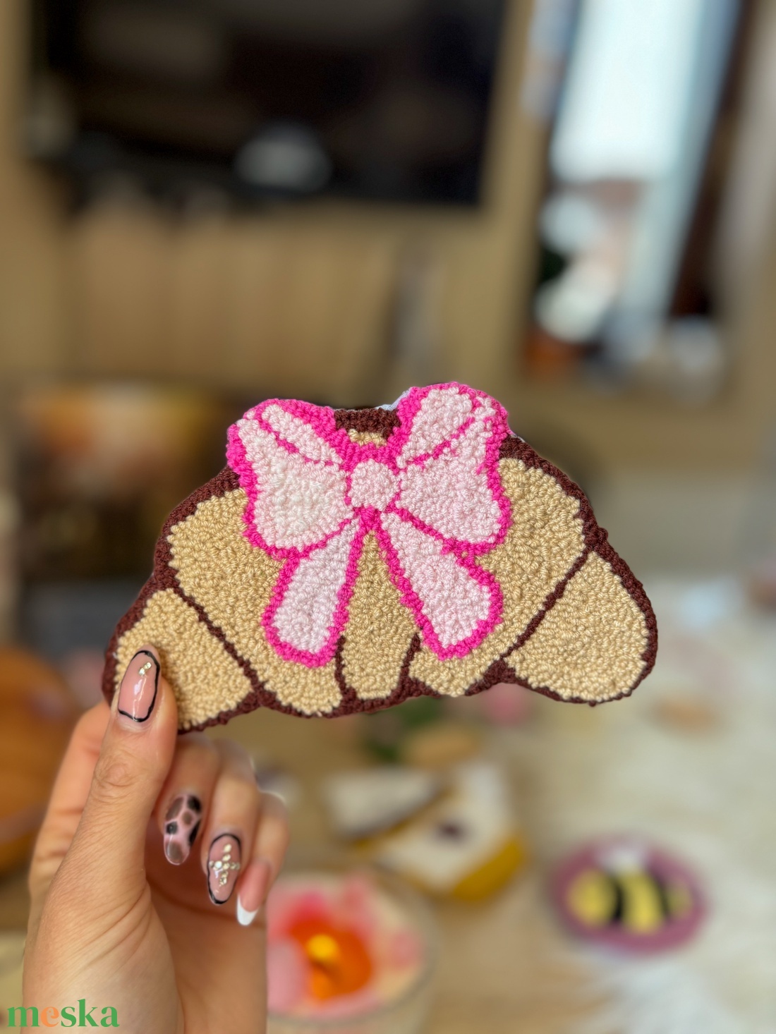 hímzett poháralátét, rózsaszín masnis croissant - otthon & életmód - konyhafelszerelés, tálalás - tálalás - tányér- és poháralátét - Meska.hu