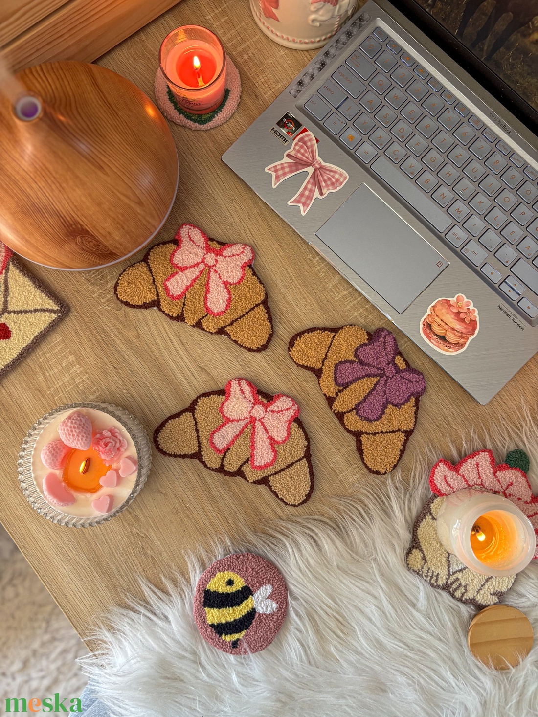 hímzett poháralátét, rózsaszín masnis croissant - otthon & életmód - konyhafelszerelés, tálalás - tálalás - tányér- és poháralátét - Meska.hu