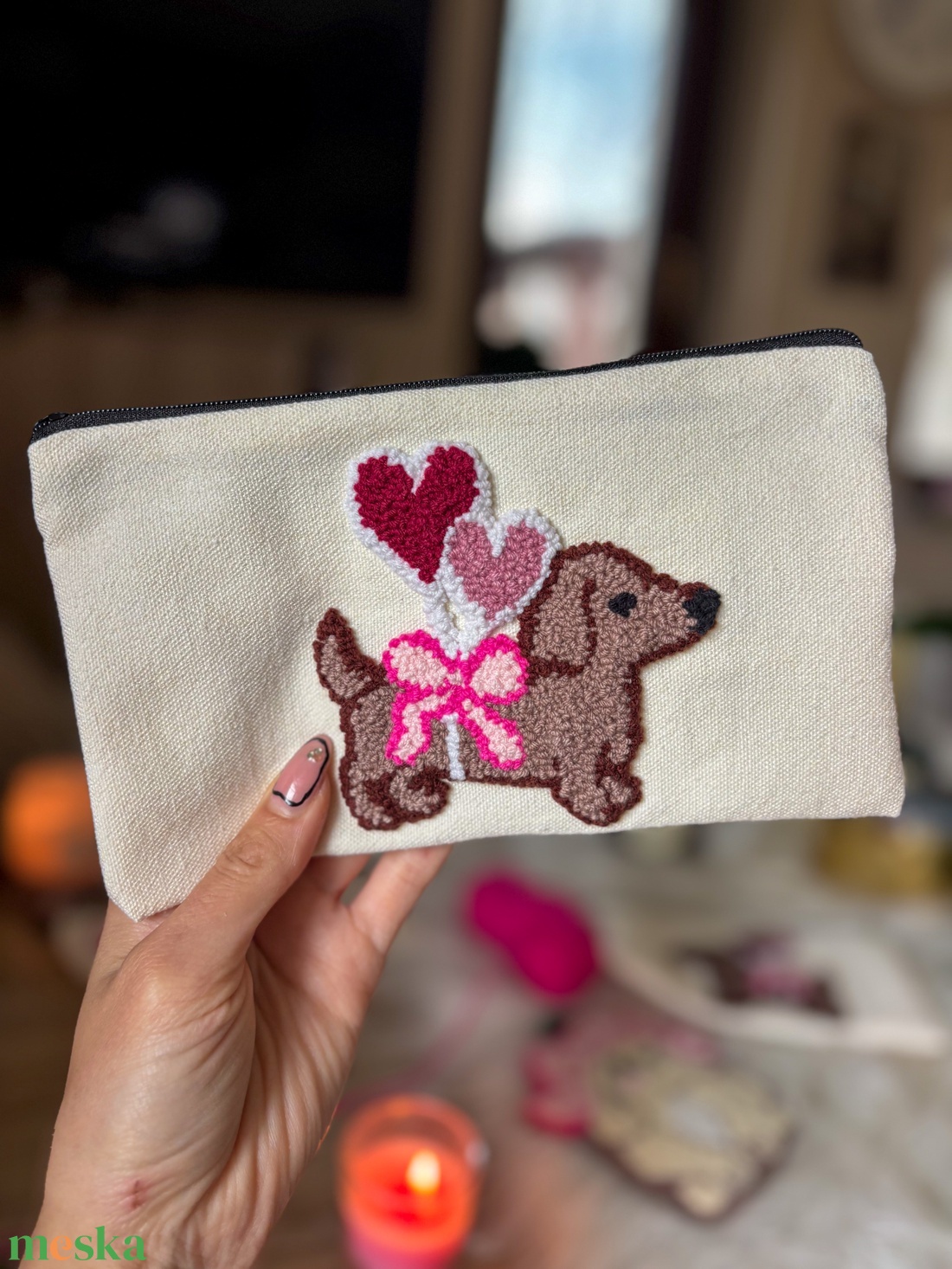 Hímzett tolltartó, rózsaszín masnis tacsi - otthon & életmód - papír, írószer - tolltartó & ceruzatekercs - Meska.hu