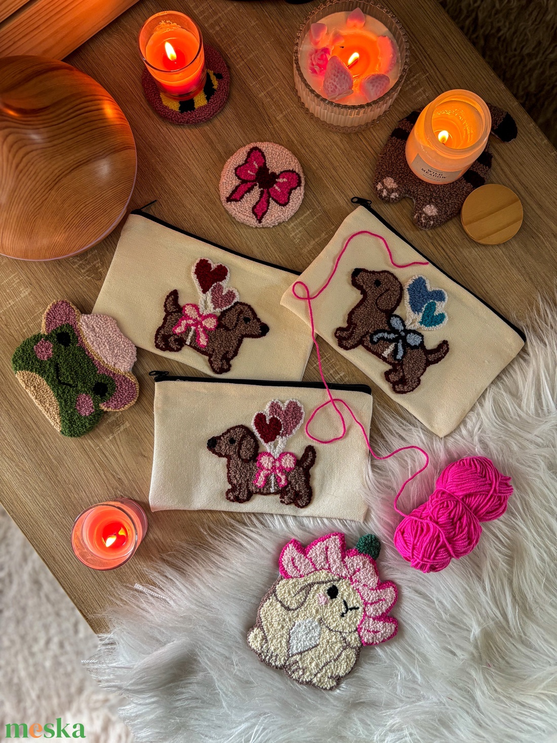 Hímzett tolltartó, rózsaszín masnis tacsi - otthon & életmód - papír, írószer - tolltartó & ceruzatekercs - Meska.hu