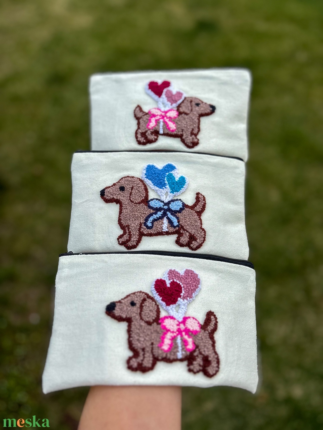 Hímzett tolltartó, rózsaszín masnis tacsi - otthon & életmód - papír, írószer - tolltartó & ceruzatekercs - Meska.hu