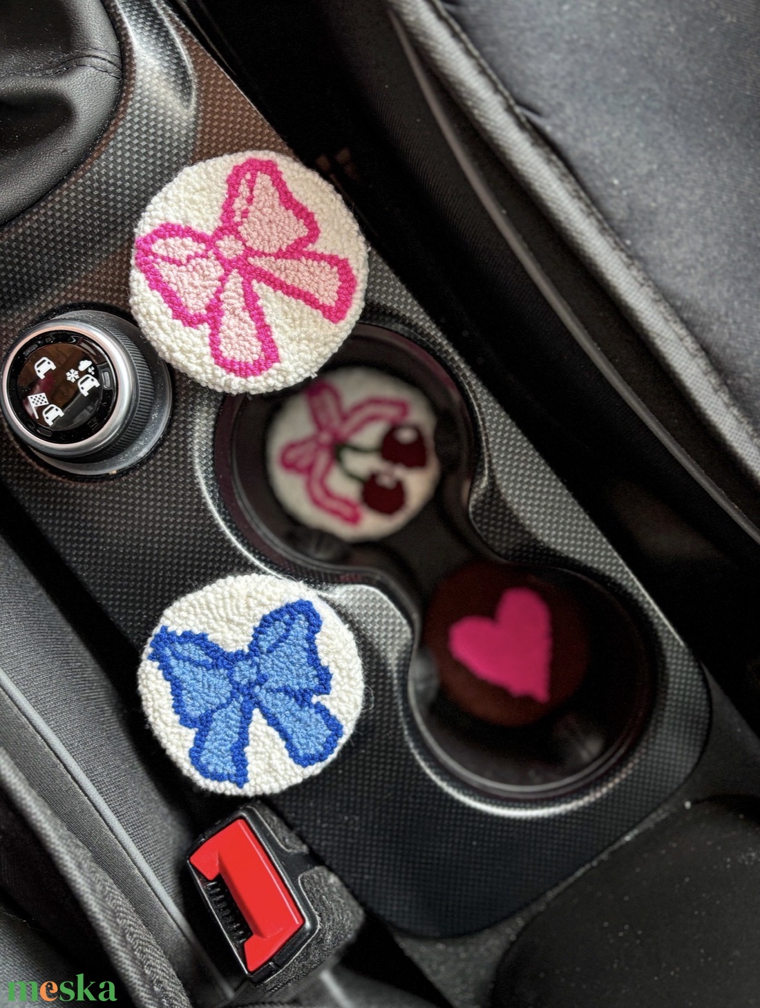 hímzett autós poháralátét, masni, szív - otthon & életmód - autó - autós tároló - Meska.hu