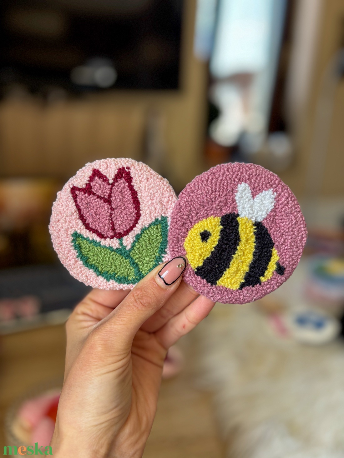 Hímzett autós poháralátét, tulipán, méhecske - otthon & életmód - autó - autós matrica - Meska.hu