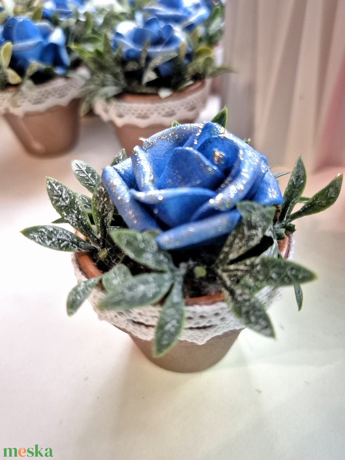 Örök mini rózsa cserepben � kék-arany kézműves ajándék - otthon & életmód - dekoráció - asztal és polc dekoráció - asztaldísz - Meska.hu