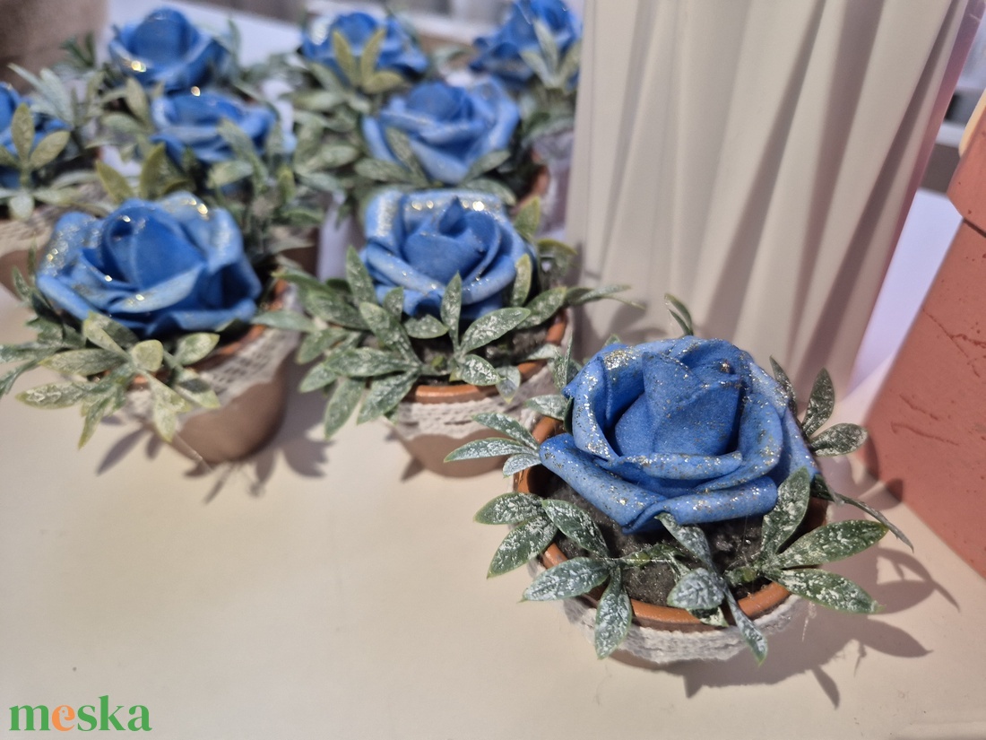 Örök mini rózsa cserepben � kék-arany kézműves ajándék - otthon & életmód - dekoráció - asztal és polc dekoráció - asztaldísz - Meska.hu