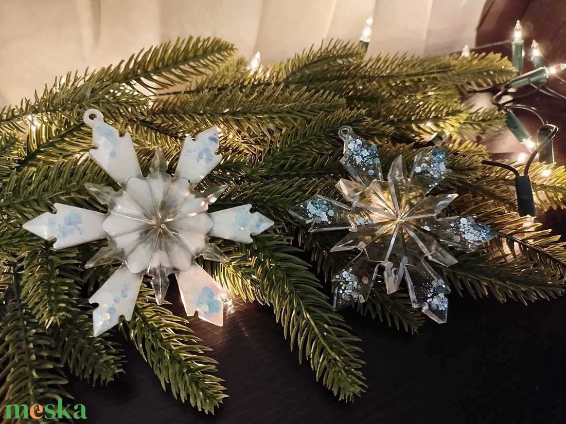 Karácsonyi hópehely epoxy gyantából  - karácsony - karácsonyi lakásdekoráció - karácsonyfadíszek - Meska.hu