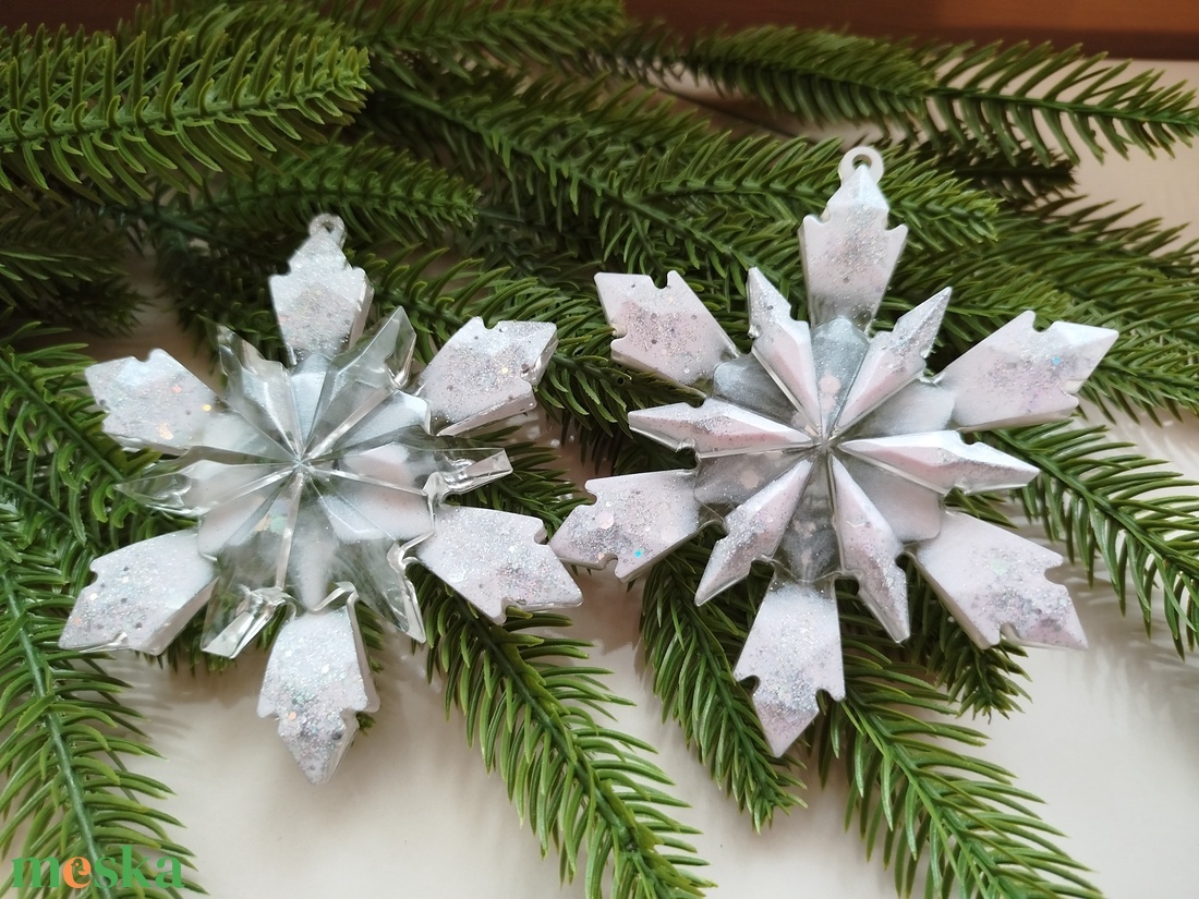 Karácsonyi hópehely epoxy gyantából  - karácsony - karácsonyi lakásdekoráció - karácsonyfadíszek - Meska.hu