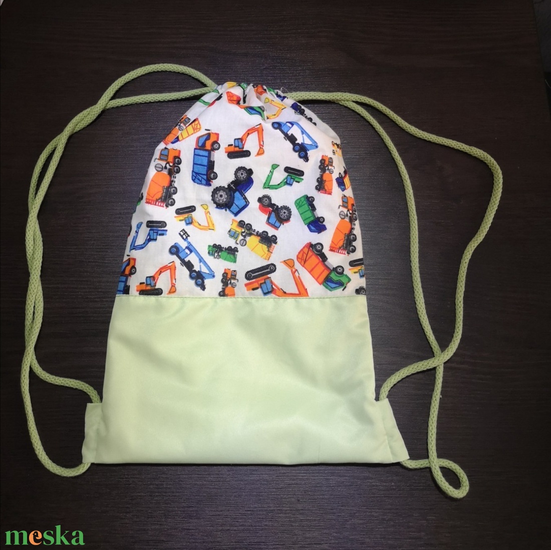 Tornazsák (Fiús fehér-zöld munkagépes) - játék & sport - ovis felszerelés - ovis tornazsák - Meska.hu