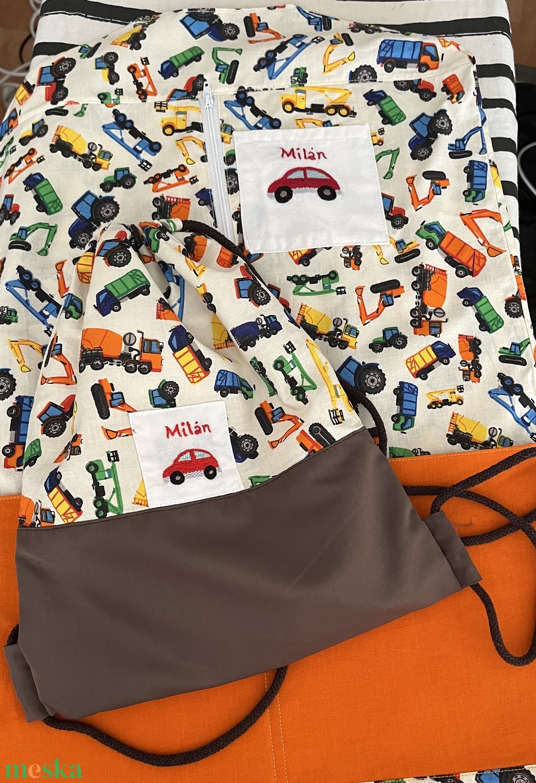 Ovis zsák / bölcsis zsák (Fiú fehér-narancs munkagépes) - játék & sport - ovis felszerelés - ovis zsák - Meska.hu