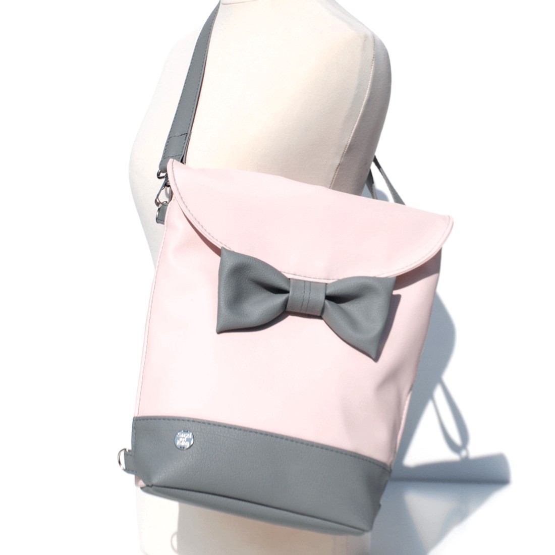 SuziartBag Rózsaszín-szürke masnis 2in1 hátizsák - táska & tok - kézitáska & válltáska - válltáska - Meska.hu SuziartBag Rózsaszín-szürke masnis 2in1 hátizsák - táska & tok - kézitáska & válltáska - válltáska - Meska.hu