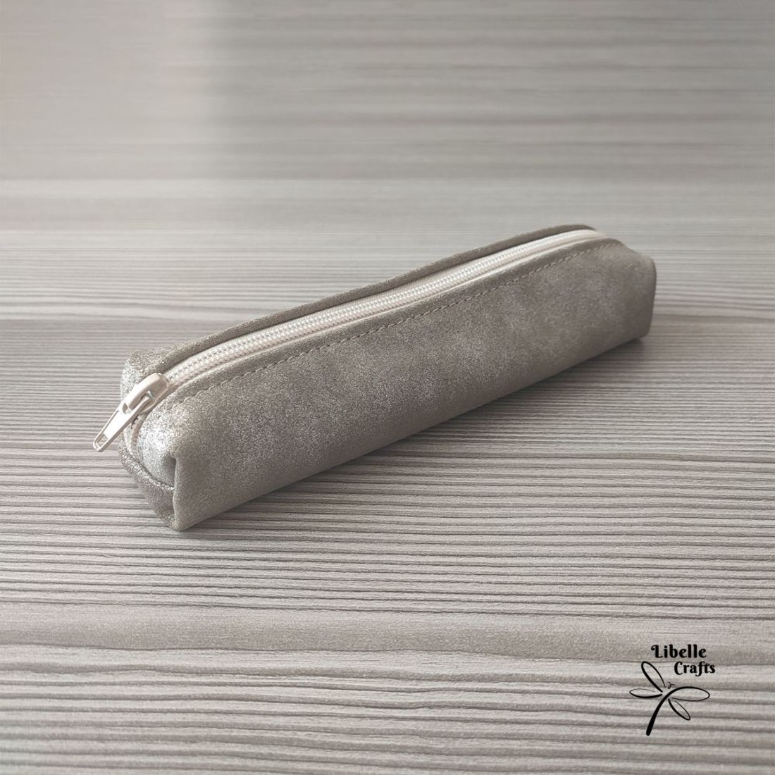 Csillámos szürke bőrből készült tolltartó - otthon & életmód - papír, írószer - tolltartó & ceruzatekercs - Meska.hu