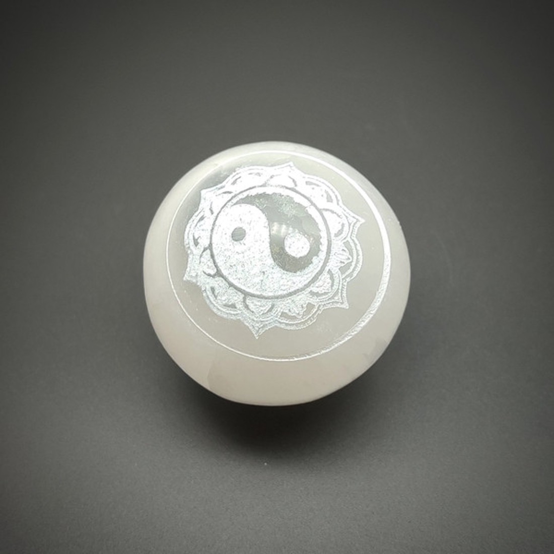 Szelenit golyó yin yang mandala 5 cm Egyensúly Gömb - kellékek & szerszámok - ásvány alapanyag - Meska.hu