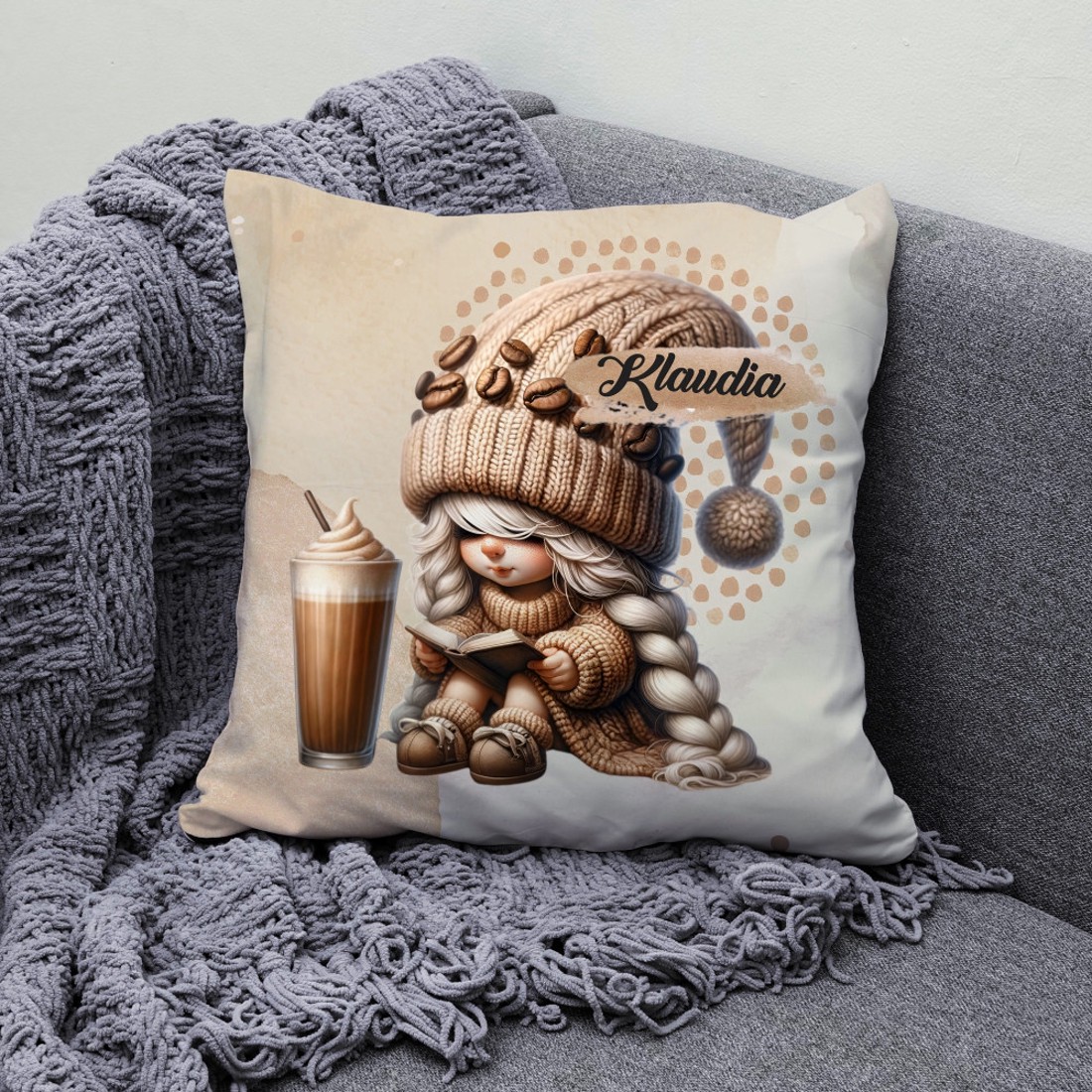 Névvel kérhető kávés manó lány - Kávé és könyv mintás párna - otthon & életmód - lakástextil - párna & párnahuzat - díszpárna (belsővel együtt) - Meska.hu