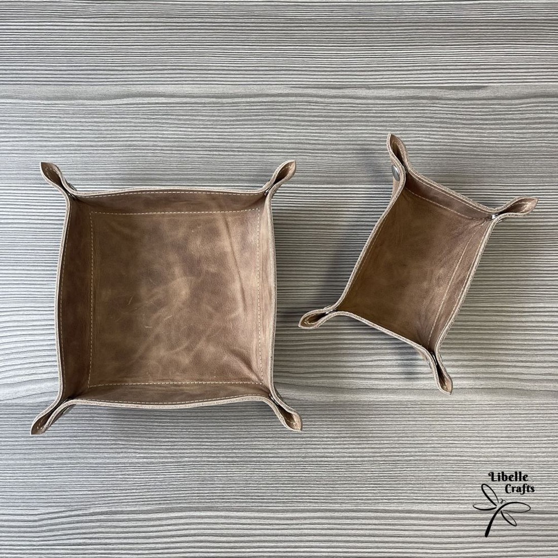 Színes bőr tálca - világosbarna (koptatott) - otthon & életmód - dekoráció - asztal és polc dekoráció - dekorációs tál, tartó - Meska.hu