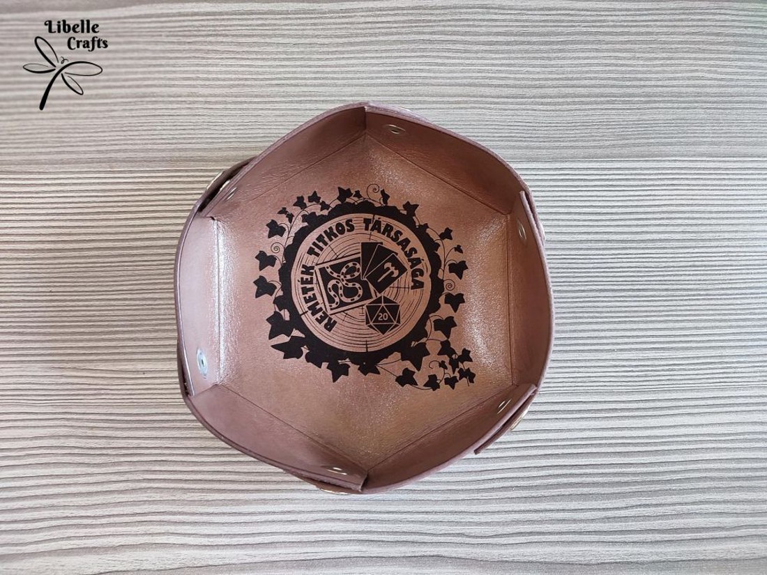 Remeték Titkos Társasága logóval ellátott kockadobó tálca - játék & sport - táblajáték és kártyajáték - társasjátékok - dobókocka - Meska.hu