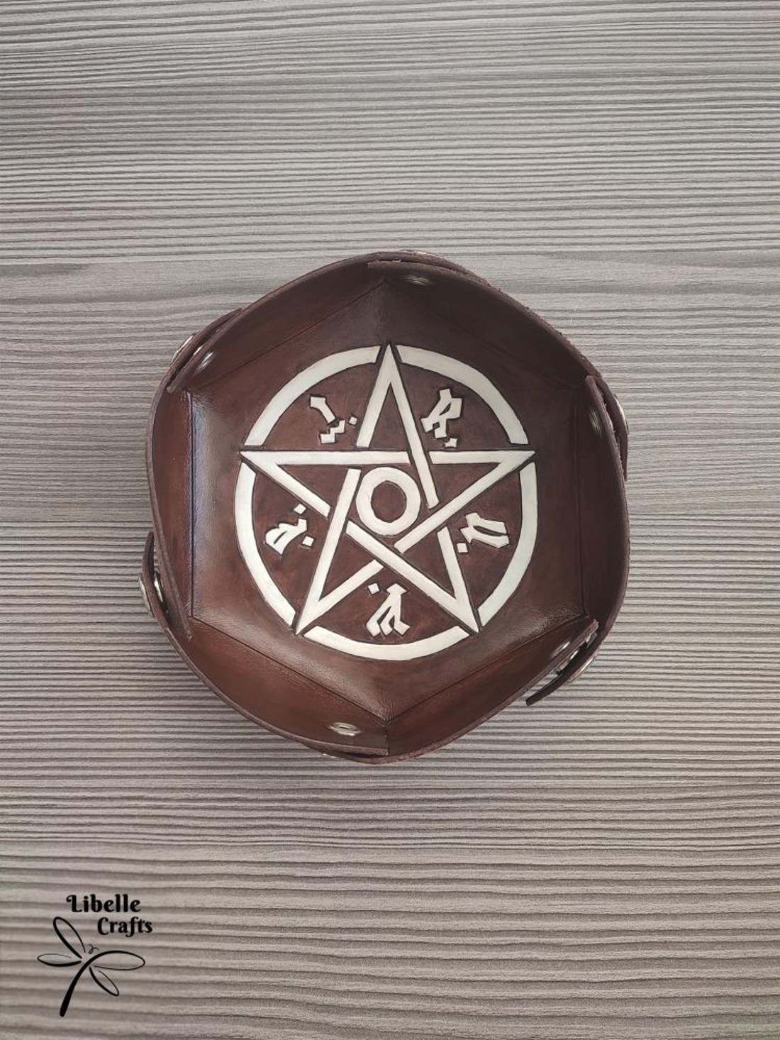 Hatszögletű - M.A.G.U.S. szimbólumos kockadobó tálca - játék & sport - táblajáték és kártyajáték - társasjátékok - dobókocka - Meska.hu