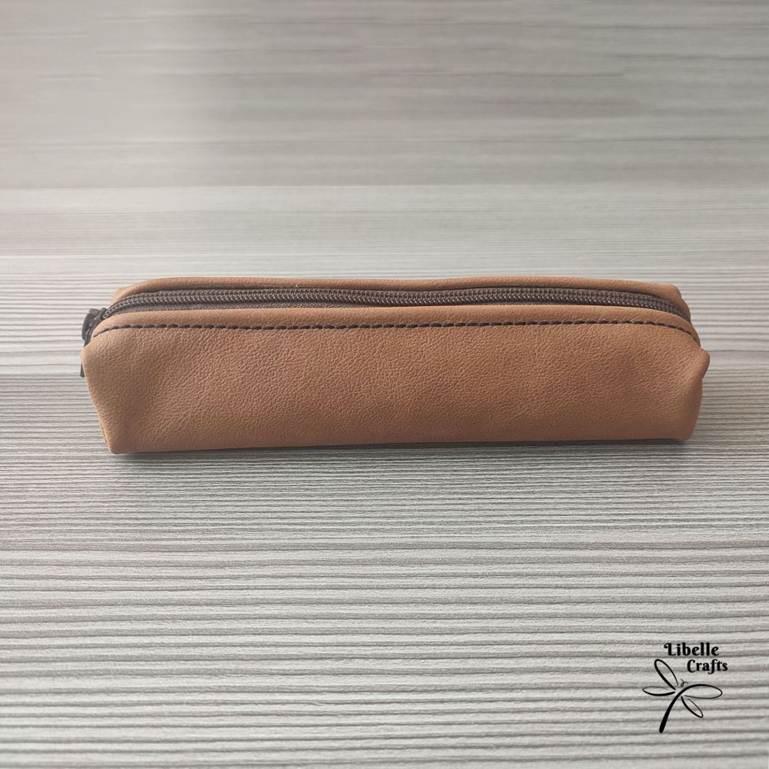 Barna bőrből készült tolltartó - otthon & életmód - papír, írószer - tolltartó & ceruzatekercs - Meska.hu