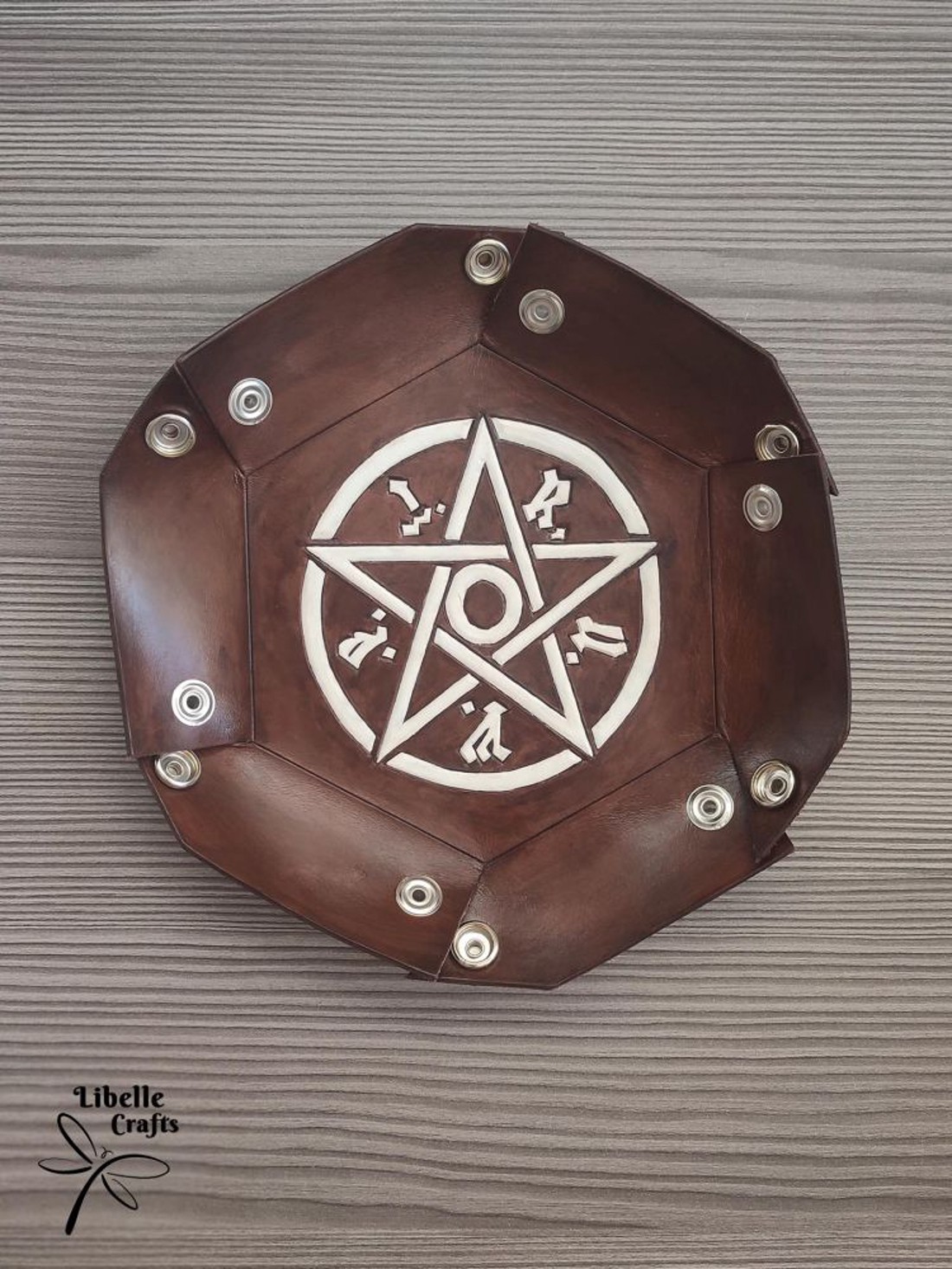 Hatszögletű - M.A.G.U.S. szimbólumos kockadobó tálca - játék & sport - táblajáték és kártyajáték - társasjátékok - dobókocka - Meska.hu