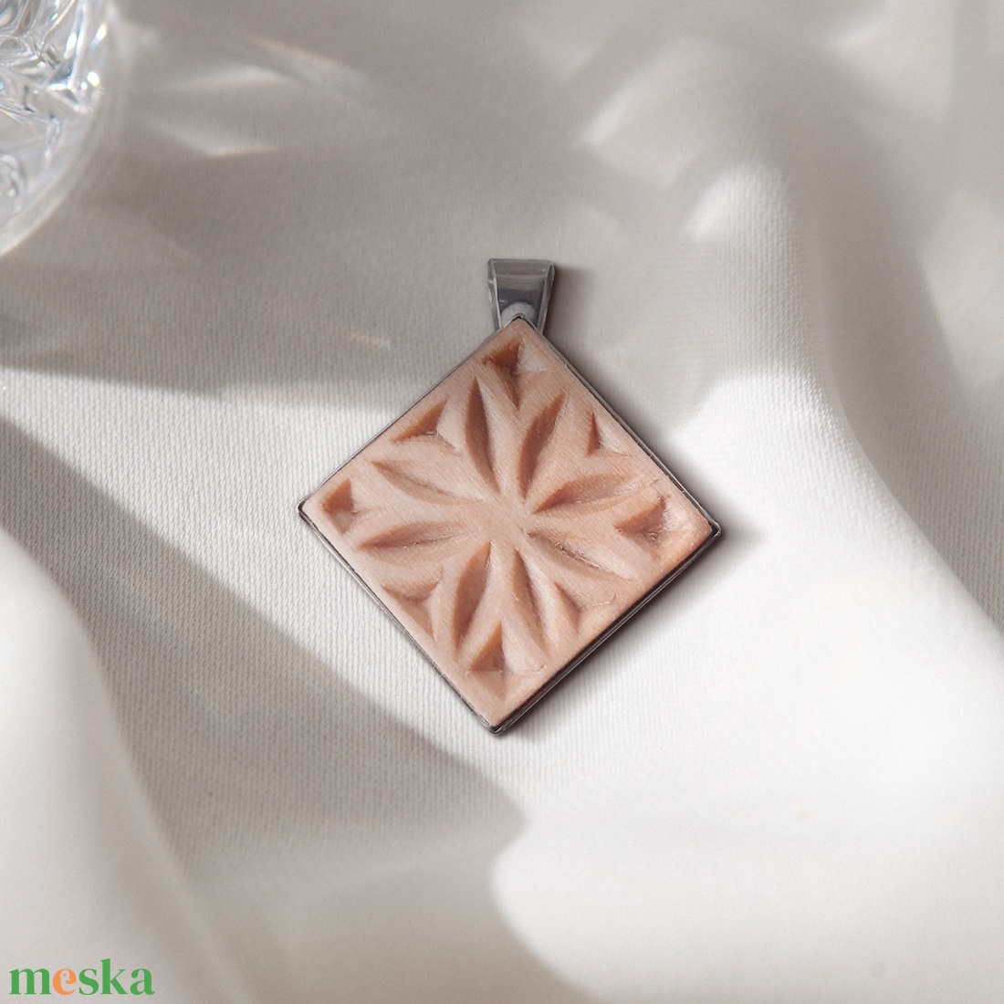 Faragott hárs medál - ékszer - nyaklánc - medál - Meska.hu