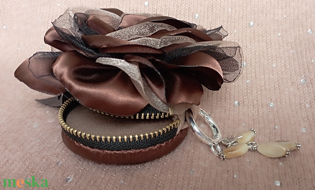 Barna rózsás érmetárca - táska & tok - pénztárca & más tok - aprópénztartó - Meska.hu