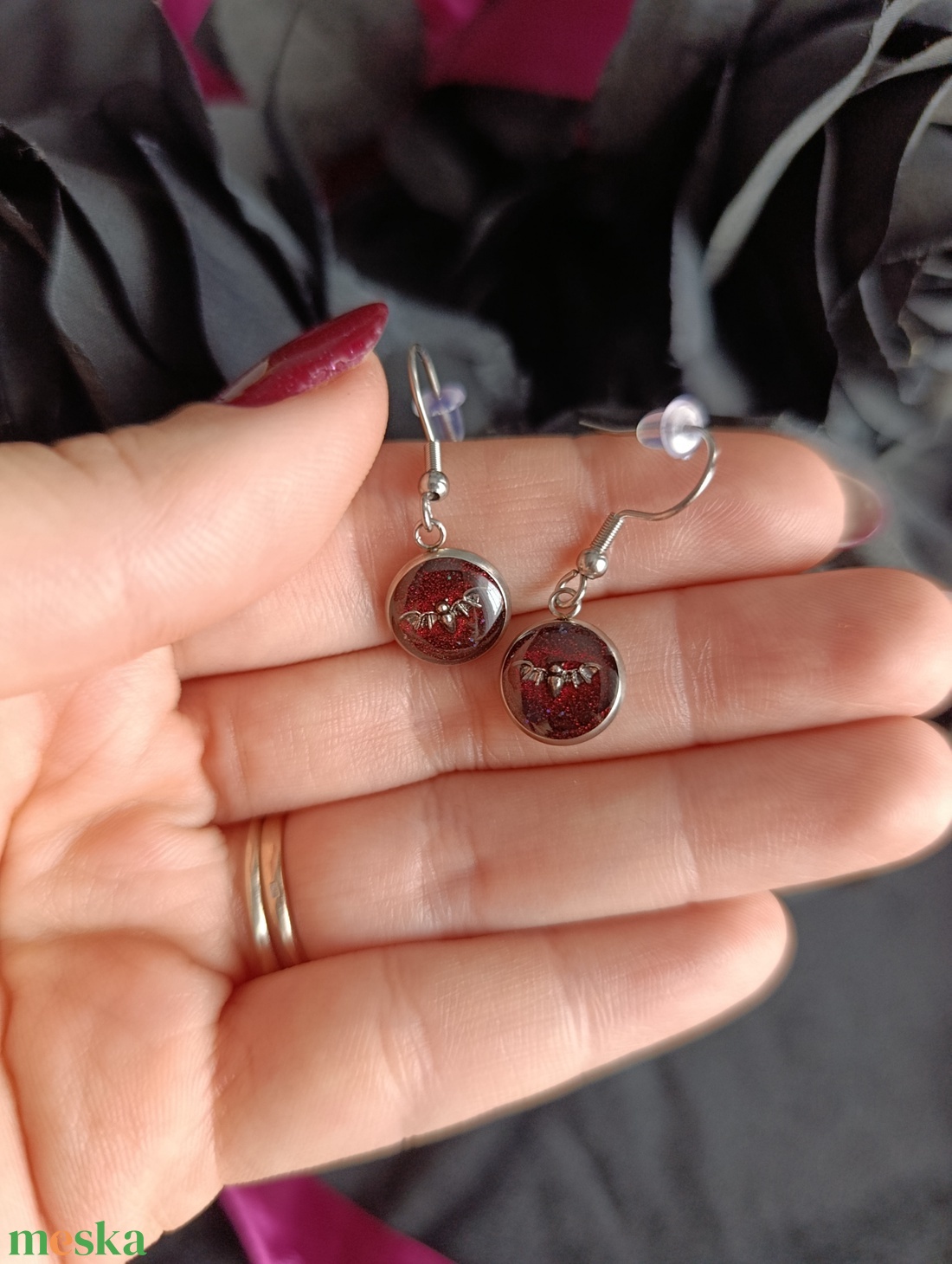 Gótikus fülbevaló denevérrel - ékszer - fülbevaló - lógós kerek fülbevaló - Meska.hu