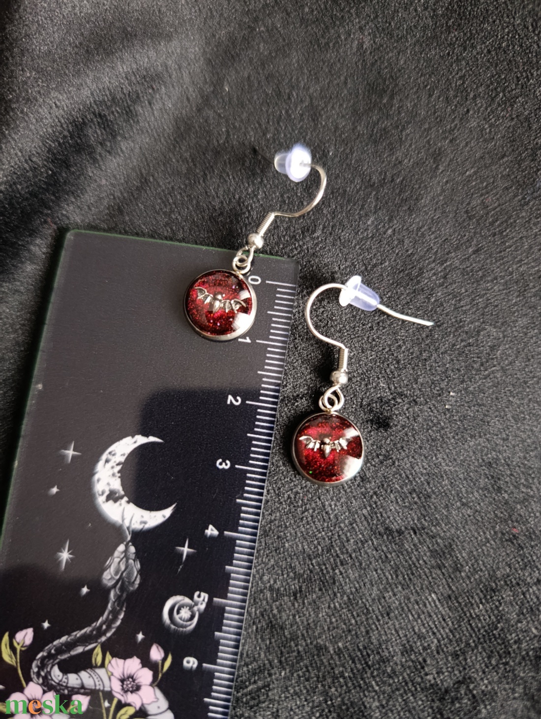 Gótikus fülbevaló denevérrel - ékszer - fülbevaló - lógós kerek fülbevaló - Meska.hu