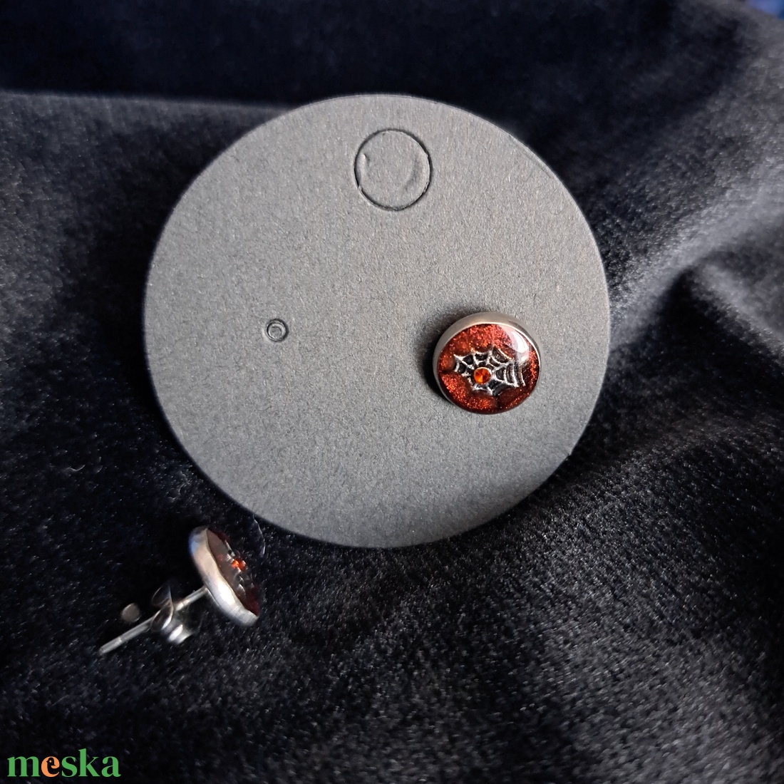 Red Velvet pókhálós fülbevaló - ékszer - fülbevaló - pötty fülbevaló - Meska.hu