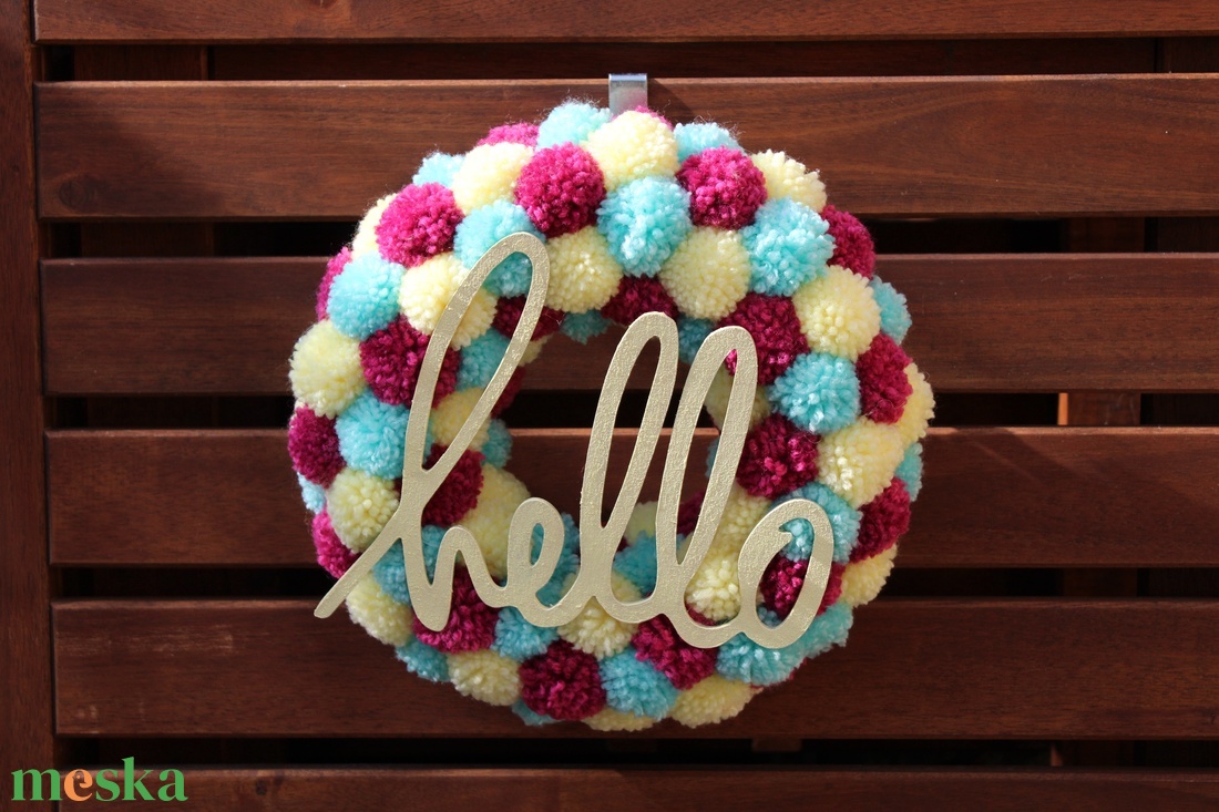 hello pompon koszorú - lila, sárga, kék - otthon & életmód - dekoráció - ajtó- és ablak dekoráció - ajtódísz & kopogtató - Meska.hu