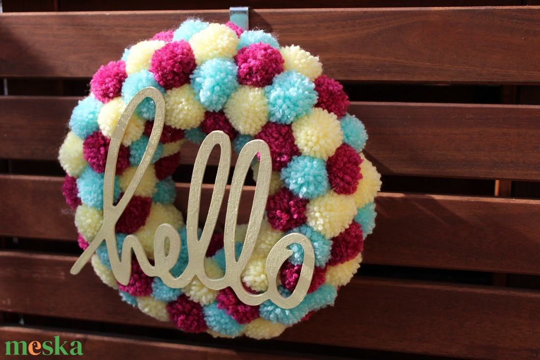 hello pompon koszorú - lila, sárga, kék - otthon & életmód - dekoráció - ajtó- és ablak dekoráció - ajtódísz & kopogtató - Meska.hu