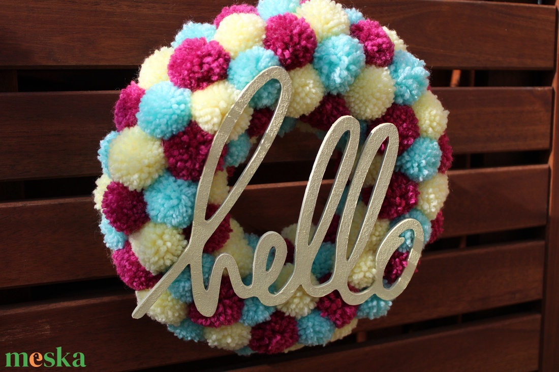 hello pompon koszorú - lila, sárga, kék - otthon & életmód - dekoráció - ajtó- és ablak dekoráció - ajtódísz & kopogtató - Meska.hu