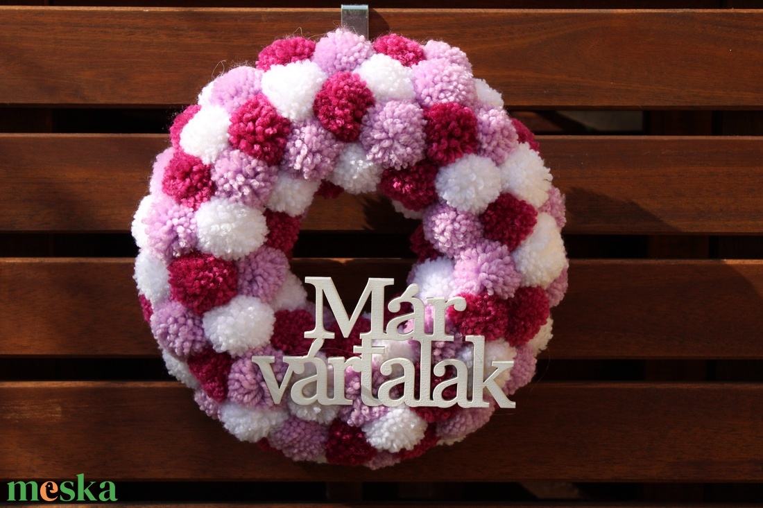 Már vártalak pompon koszorú - lila, fehér - otthon & életmód - dekoráció - ajtó- és ablak dekoráció - ajtódísz & kopogtató - Meska.hu