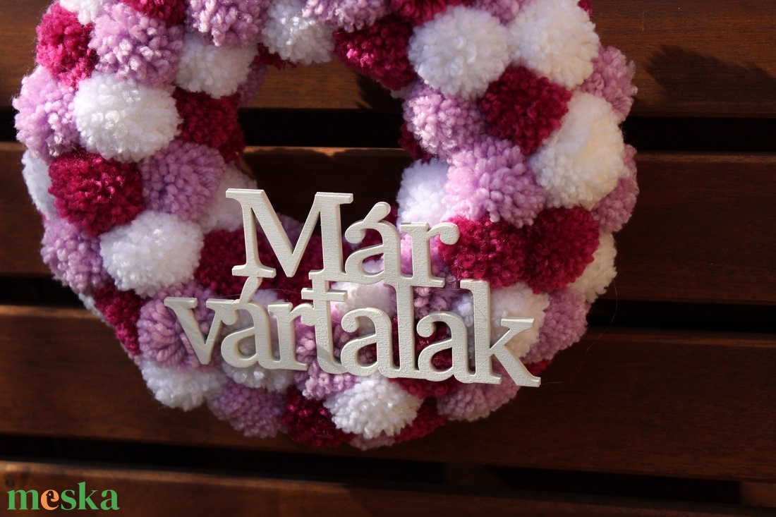 Már vártalak pompon koszorú - lila, fehér - otthon & életmód - dekoráció - ajtó- és ablak dekoráció - ajtódísz & kopogtató - Meska.hu