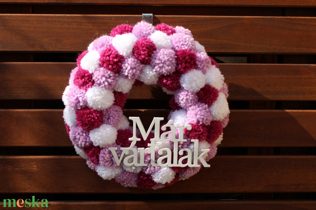 Már vártalak pompon koszorú - lila, fehér - otthon & életmód - dekoráció - ajtó- és ablak dekoráció - ajtódísz & kopogtató - Meska.hu