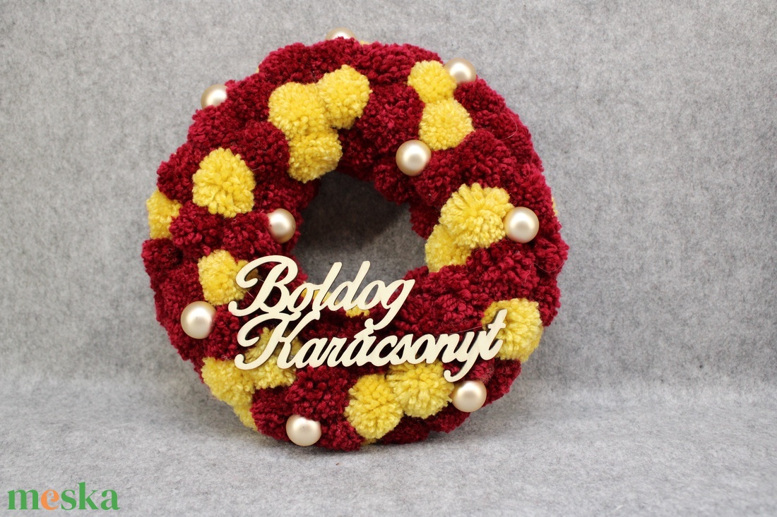 Boldog Karácsonyt pompon koszorú - bordó, méz - karácsony - adventi díszek - adventi ajtódísz - Meska.hu