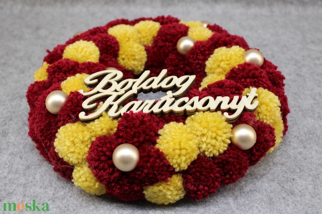 Boldog Karácsonyt pompon koszorú - bordó, méz - karácsony - adventi díszek - adventi ajtódísz - Meska.hu