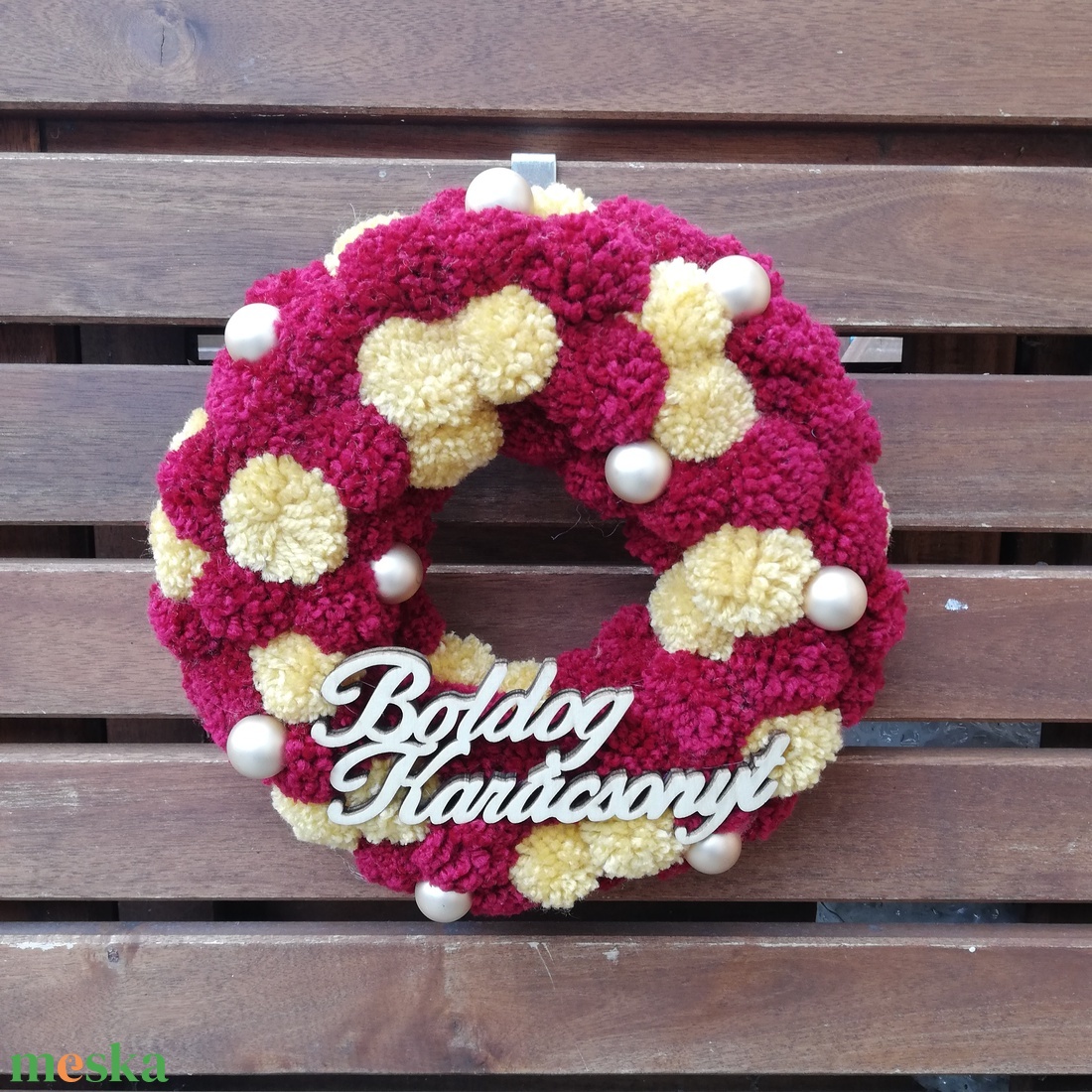 Boldog Karácsonyt pompon koszorú - bordó, méz - karácsony - adventi díszek - adventi ajtódísz - Meska.hu