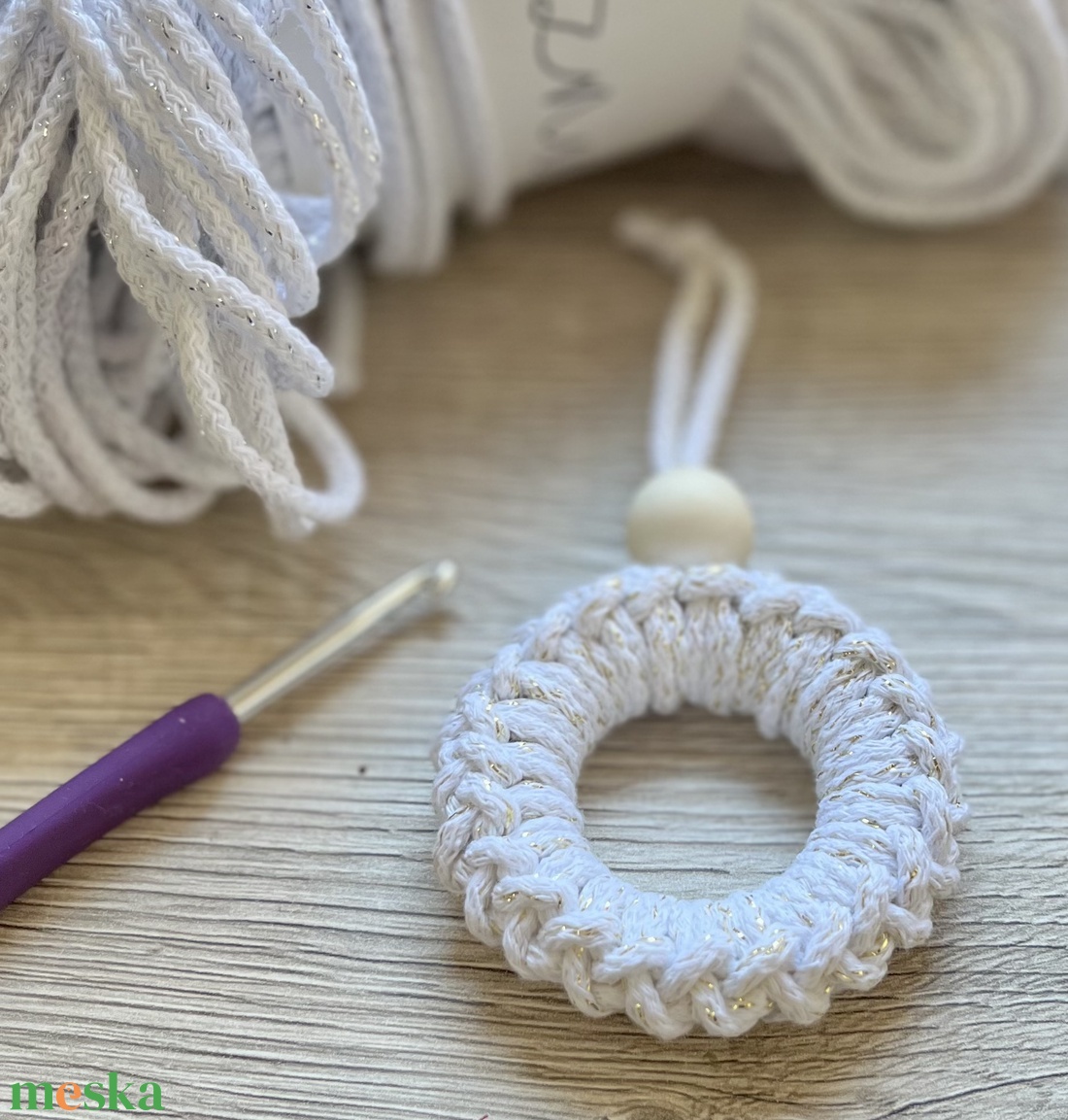 Horgolt karácsonyfadíszek csillogó fonalból - karácsony - karácsonyi lakásdekoráció - karácsonyfadíszek - Meska.hu