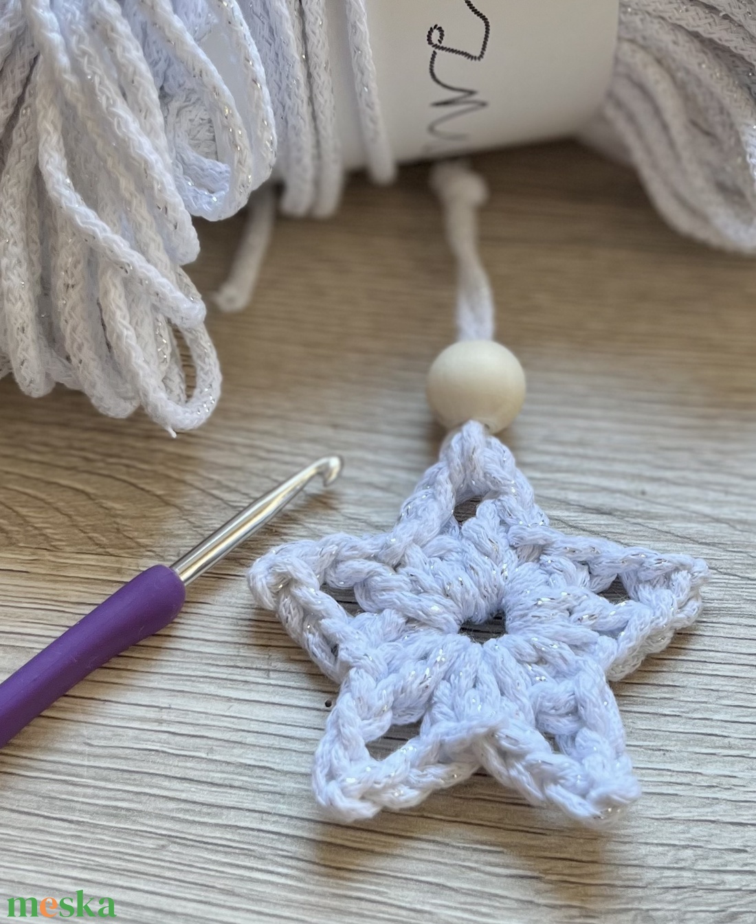 Horgolt karácsonyfadíszek csillogó fonalból - karácsony - karácsonyi lakásdekoráció - karácsonyfadíszek - Meska.hu