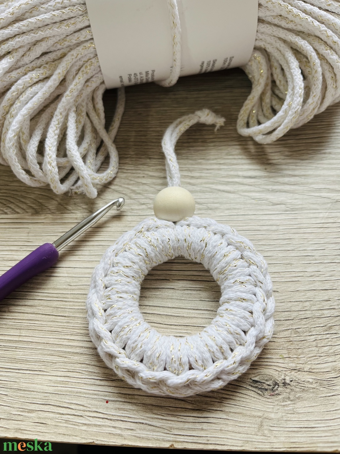 Horgolt karácsonyfadíszek csillogó fonalból - karácsony - karácsonyi lakásdekoráció - karácsonyfadíszek - Meska.hu