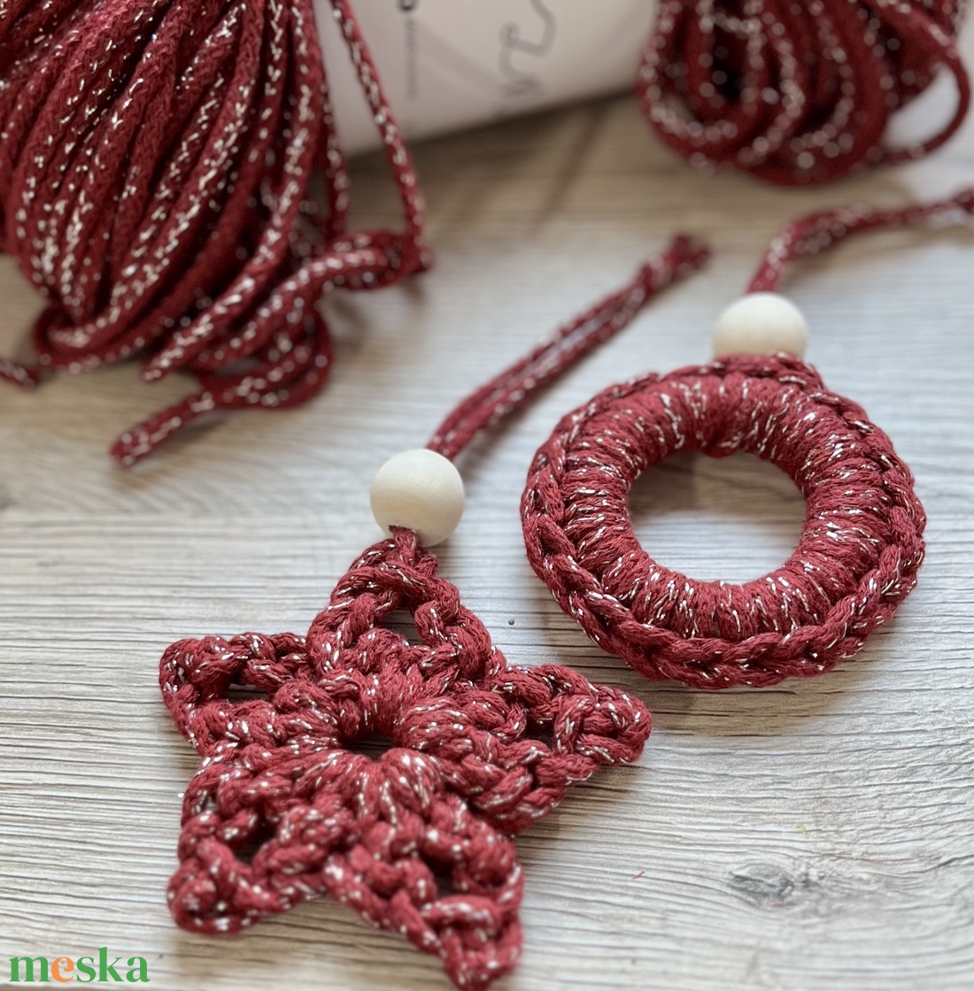 Horgolt karácsonyfadíszek csillogó fonalból - karácsony - karácsonyi lakásdekoráció - karácsonyfadíszek - Meska.hu