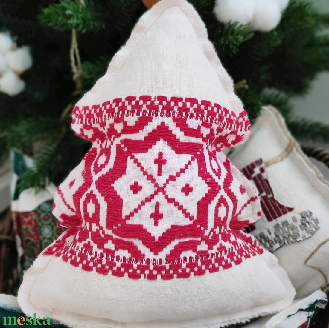 Fenyőfa alakú karácsonyi dekor akasztós - karácsony - karácsonyi lakásdekoráció - karácsonyi ajtódíszek - Meska.hu