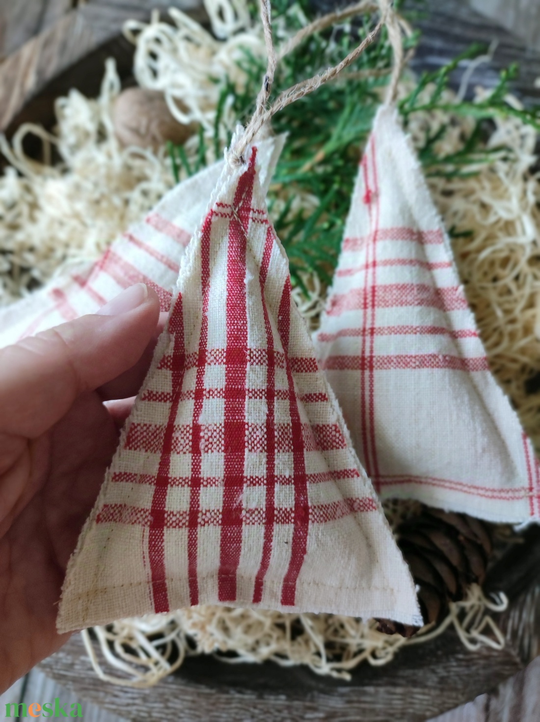 Piros kockás fenyőfa dekor karácsonyfadísz - karácsony - karácsonyi lakásdekoráció - karácsonyi ajtódíszek - Meska.hu