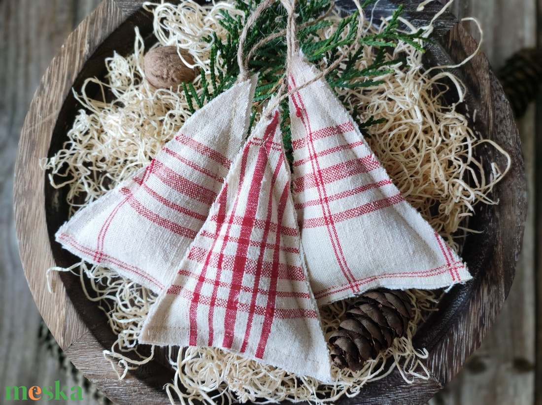 Piros kockás fenyőfa dekor karácsonyfadísz - karácsony - karácsonyi lakásdekoráció - karácsonyi ajtódíszek - Meska.hu