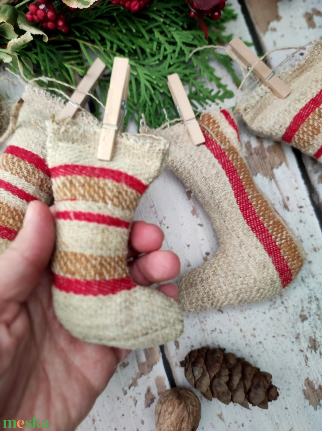 Farmhouse mikulás zokni girland - karácsony - karácsonyi lakásdekoráció - karácsonyi girland, boa - Meska.hu