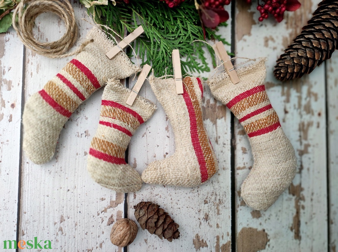 Farmhouse mikulás zokni girland - karácsony - karácsonyi lakásdekoráció - karácsonyi girland, boa - Meska.hu