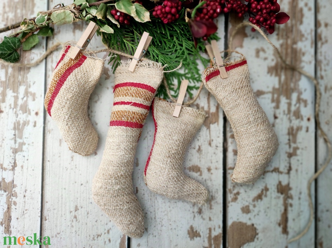 Farmhouse mikulás zokni girland - karácsony - karácsonyi lakásdekoráció - karácsonyi girland, boa - Meska.hu