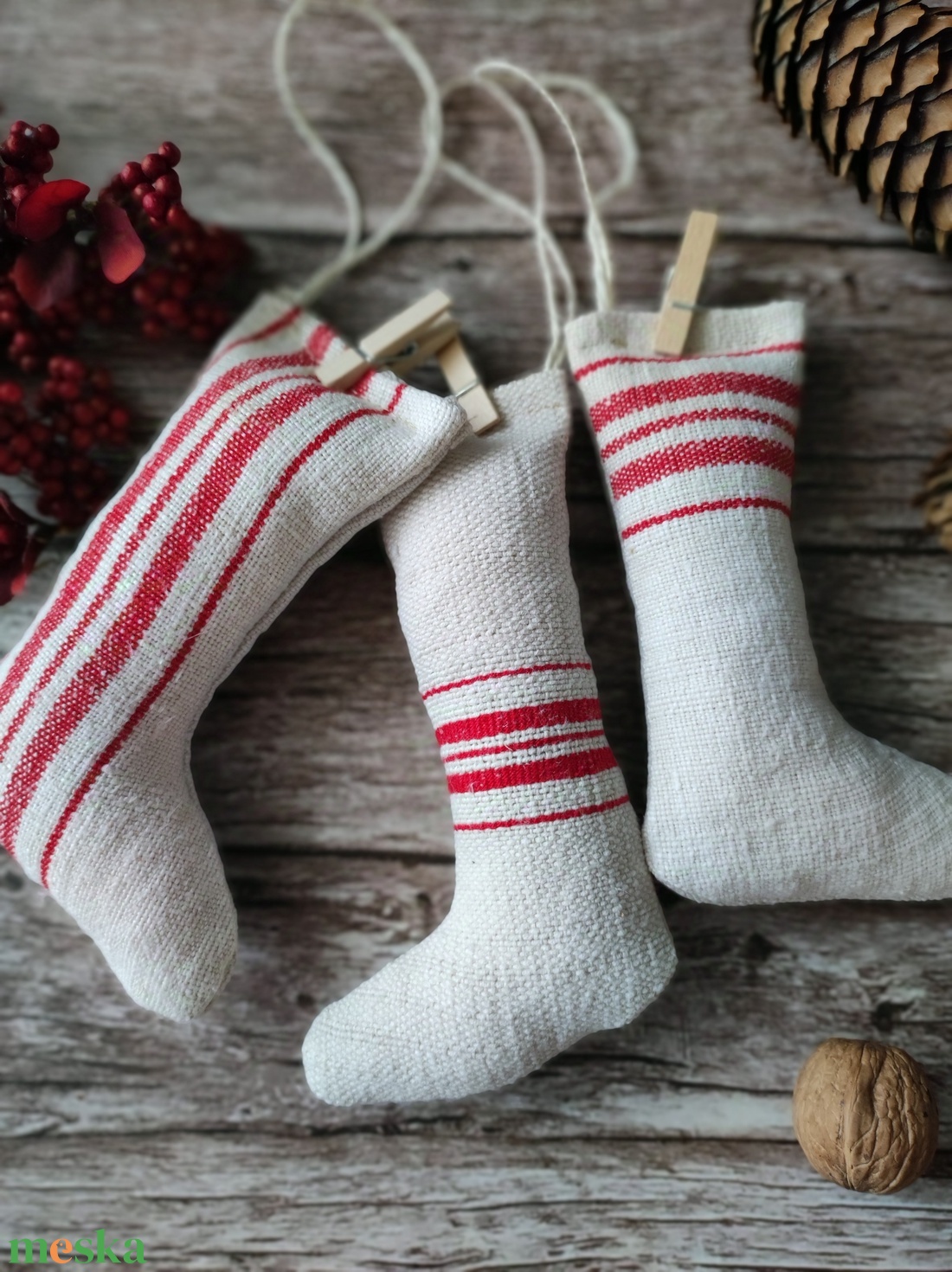 Piros mini mikulás zokni füzér - karácsony - karácsonyi lakásdekoráció - karácsonyi girland, boa - Meska.hu