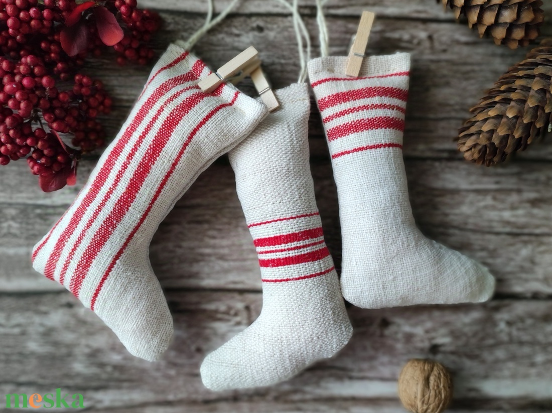 Piros mini mikulás zokni füzér - karácsony - karácsonyi lakásdekoráció - karácsonyi girland, boa - Meska.hu