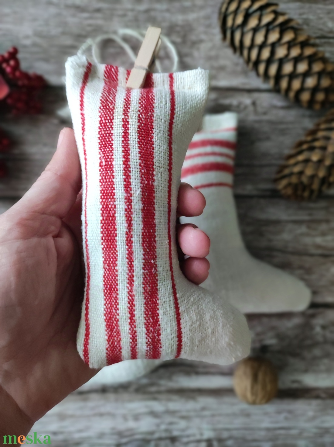 Piros mini mikulás zokni füzér - karácsony - karácsonyi lakásdekoráció - karácsonyi girland, boa - Meska.hu
